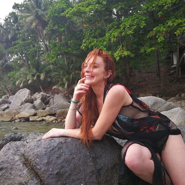 Сексуальна русалонька? Ліндсей Лохан нагадала про себе фото на пляжі - фото 349276