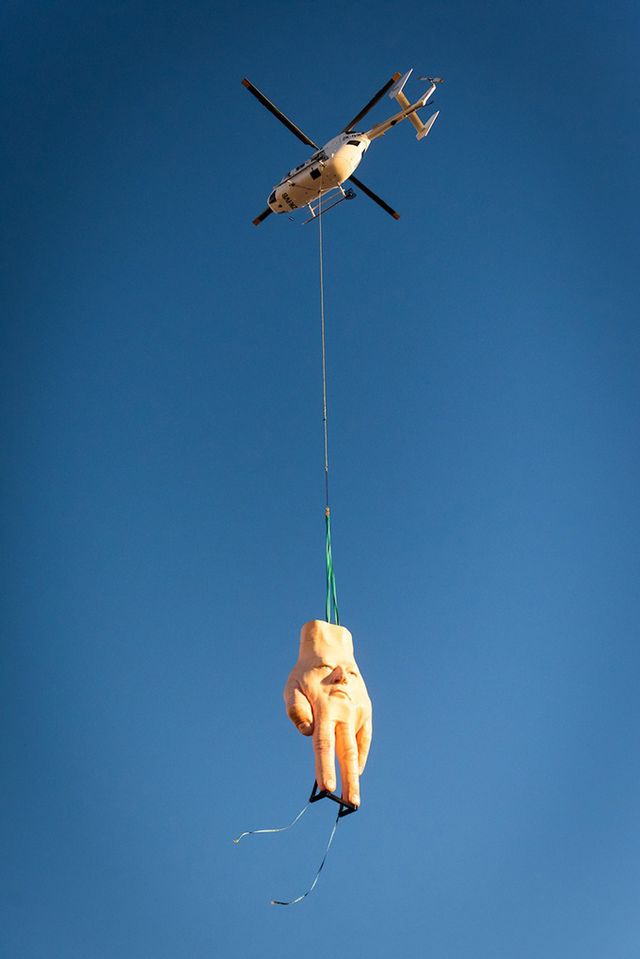 Скульптура гігантської руки з обличчям розбурхала мережу: ви маєте її бачити - фото 349349