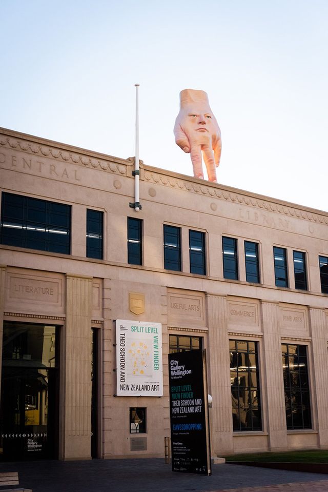 Скульптура гігантської руки з обличчям розбурхала мережу: ви маєте її бачити - фото 349350