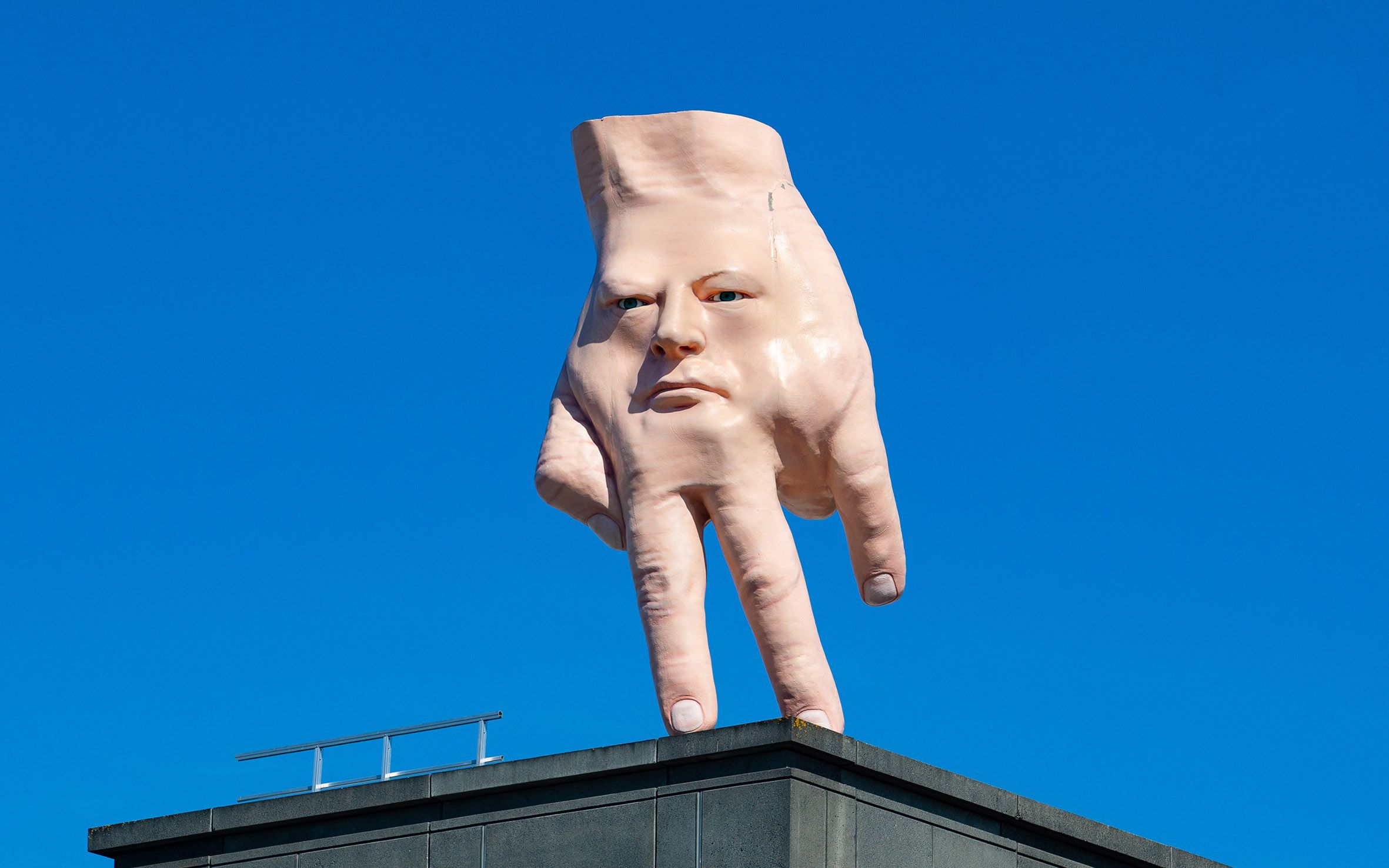 Скульптура гігантської руки з обличчям розбурхала мережу: ви маєте її бачити