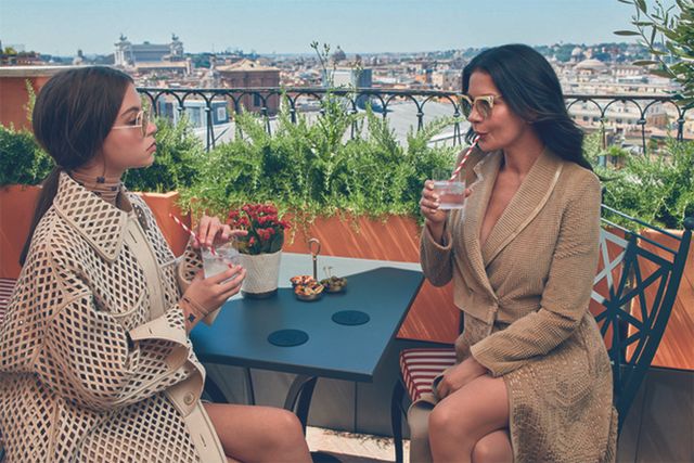 Справжні леді: Кетрін Зета-Джонс знялась у стильній фотосесії зі своєю донькою - фото 349570