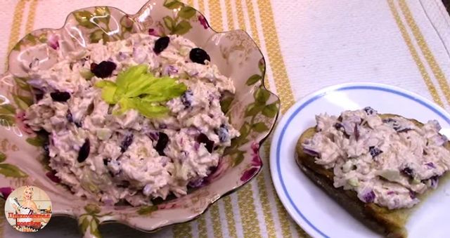 Приголомшливий салат зі звичайної курячої грудки - фото 349582