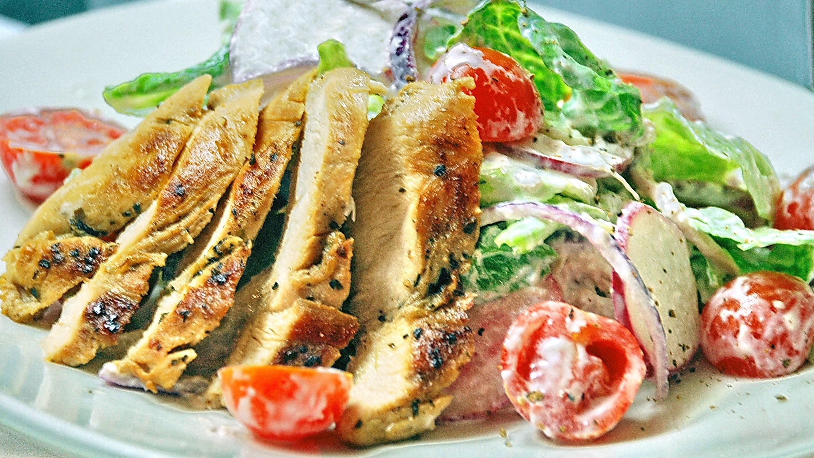 Приголомшливий салат зі звичайної курячої грудки