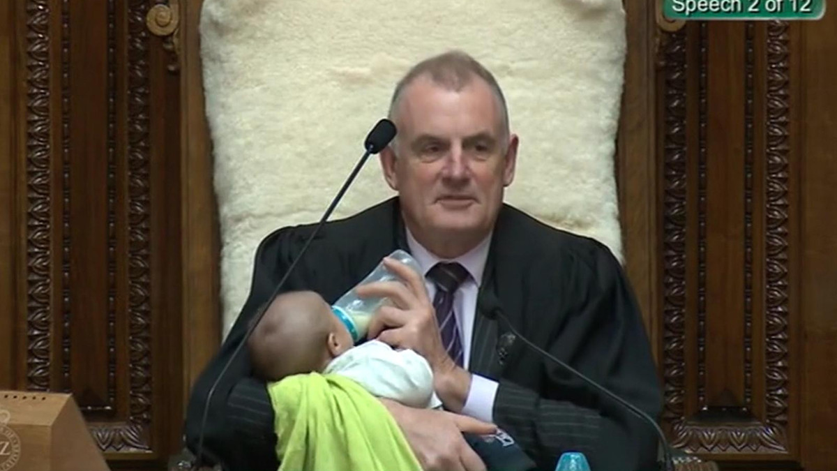 Політик Нової Зеландії годував немовля під час засідання - фото 1