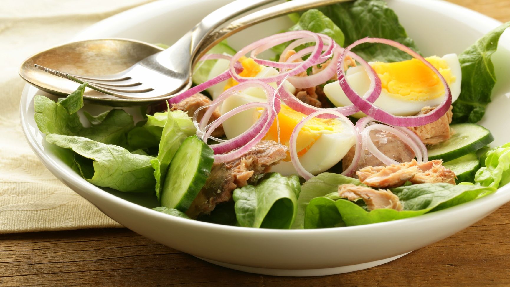 Як приготувати корисний літній салат з тунцем і огірками