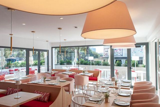 У цей готель чоловікам вхід суворо заборонений: чому - фото 349812