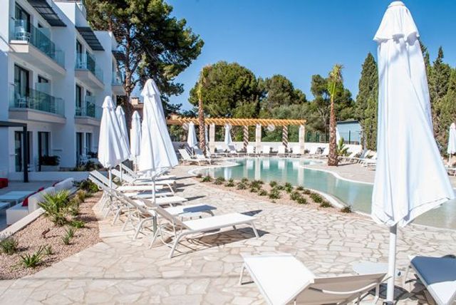 У цей готель чоловікам вхід суворо заборонений: чому - фото 349813