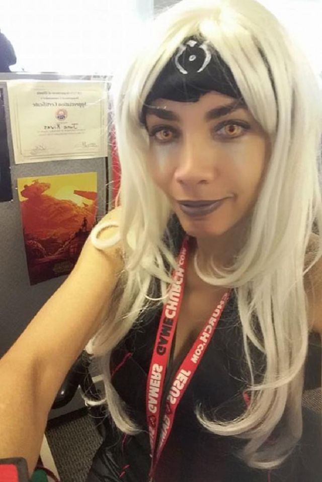 Цій жінці заборонили приходити на роботу в хустці і ось, що вона зробила - фото 349866