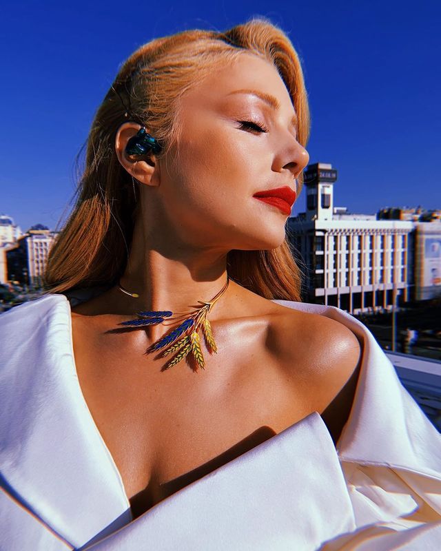 Тіна Кароль вразила прикрасами з колосками - фото 349923