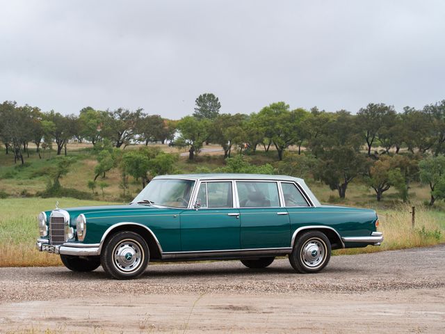 Лімузин 1966 року зі скляним дахом пустять з молотка - фото 350047