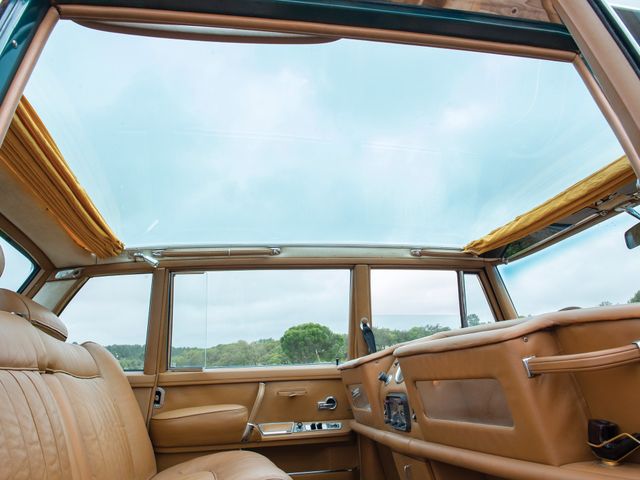 Лімузин 1966 року зі скляним дахом пустять з молотка - фото 350048