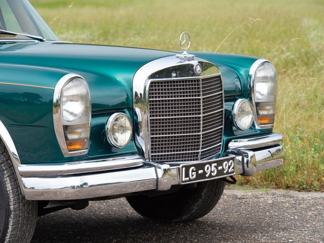 Лімузин 1966 року зі скляним дахом пустять з молотка - фото 350049