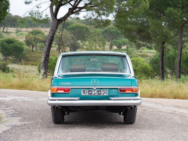 Лімузин 1966 року зі скляним дахом пустять з молотка - фото 350050