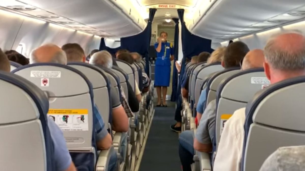 Бортпровідниця МАУ під час польоту виконала Гімн України: зворушливе відео