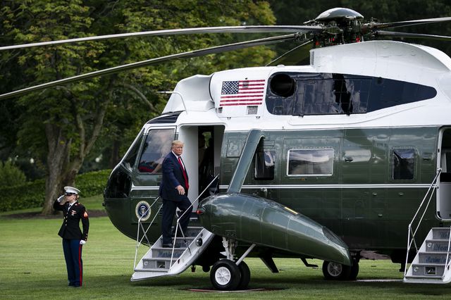 Трамп приземлився на газон Єлизавети ІІ - фото 350085