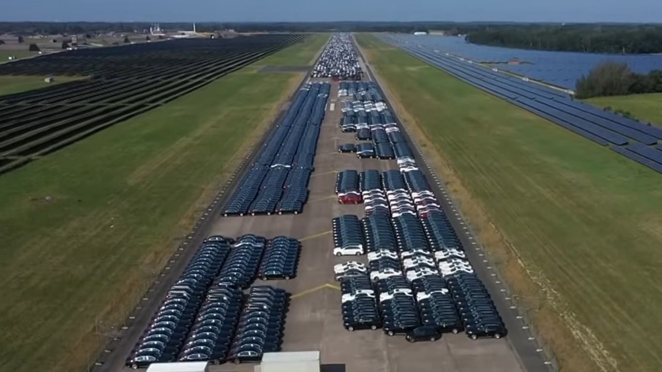 Звалище новеньких Mercedes - фото 1