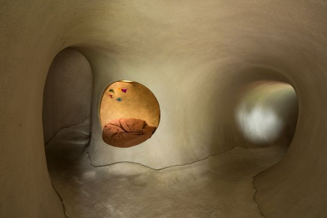 Цей 'будиночок хоббіта' всередині ще приголомшливіший, ніж зовні: атмосферні фото - фото 350196