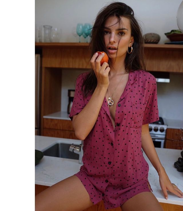 Апетитний персик: сексуальна Емілі Ратажковскі заінтригувала фанатів - фото 350349