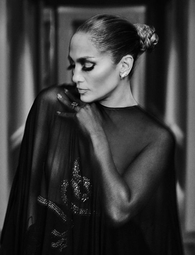 Дженніфер Лопес знялася у пікантній сукні для глянцю - фото 350509