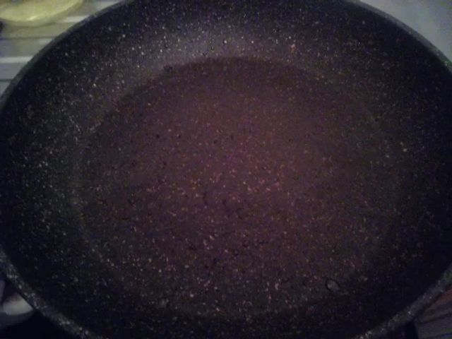 Як очистити пательню без хімічних засобів: абсолютна чистота - фото 350530