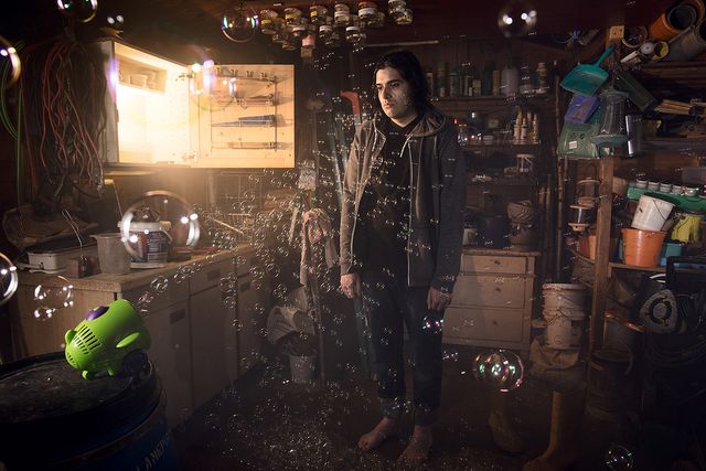 Фотограф знайшов спосіб показати межу між дитинством і дорослим життям - фото 350565