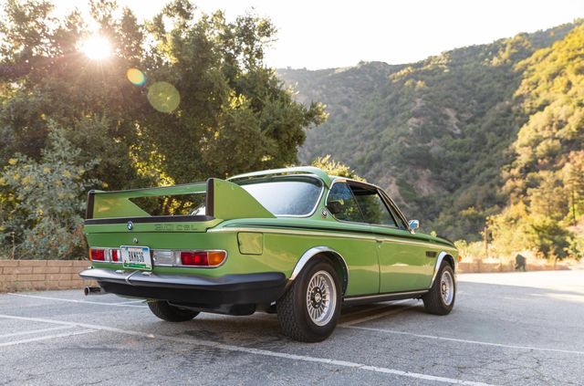 Один з 57 'бетмобілів' BMW пустять з молотка - фото 350638