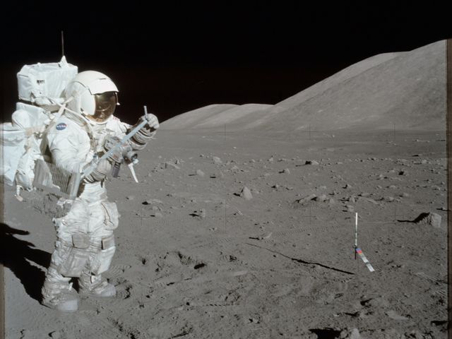 Незабаром на Місяць може ступити нога жінки - фото 350676