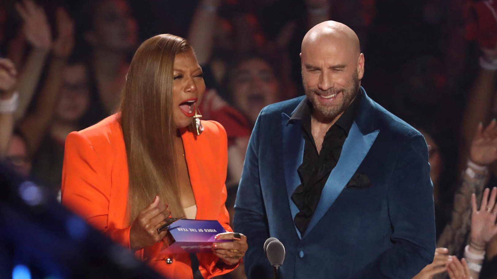 Джон Траволта переплутав Тейлор Свіфт з трансвеститом на врученні премії: епічне відео