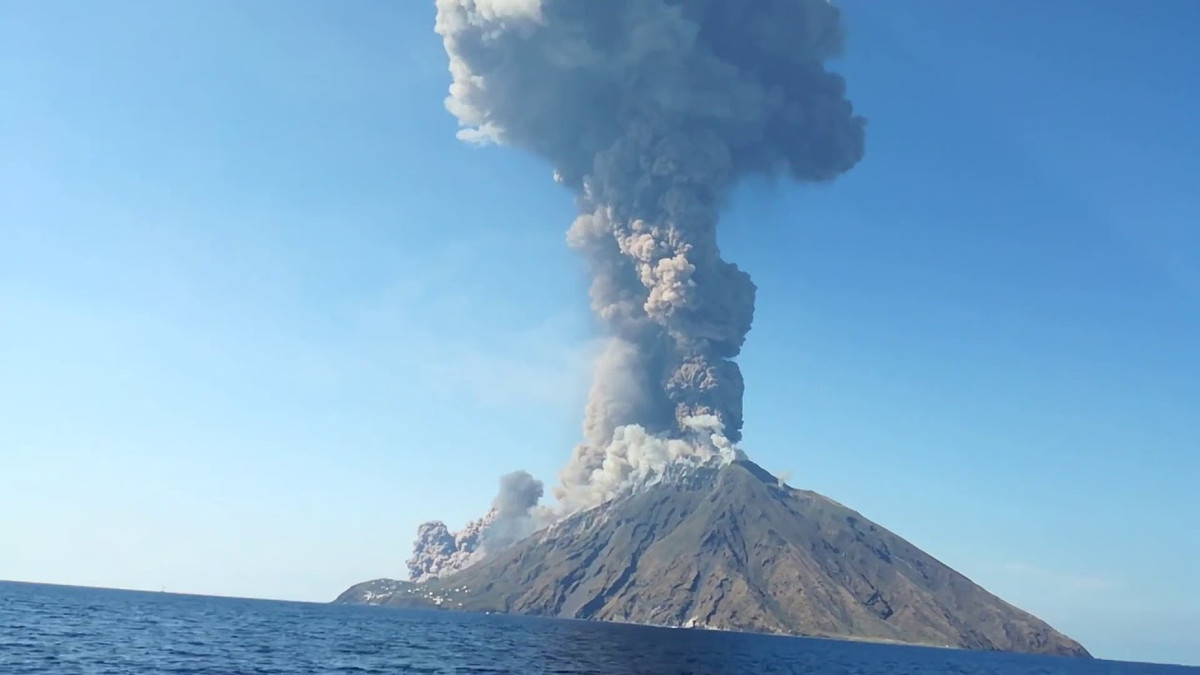 Виверження вулкана Стромболі - фото 1