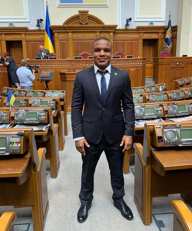 Шоумени і спортсмени у Верховній Раді: фото новоспечених зіркових нардепів - фото 350859