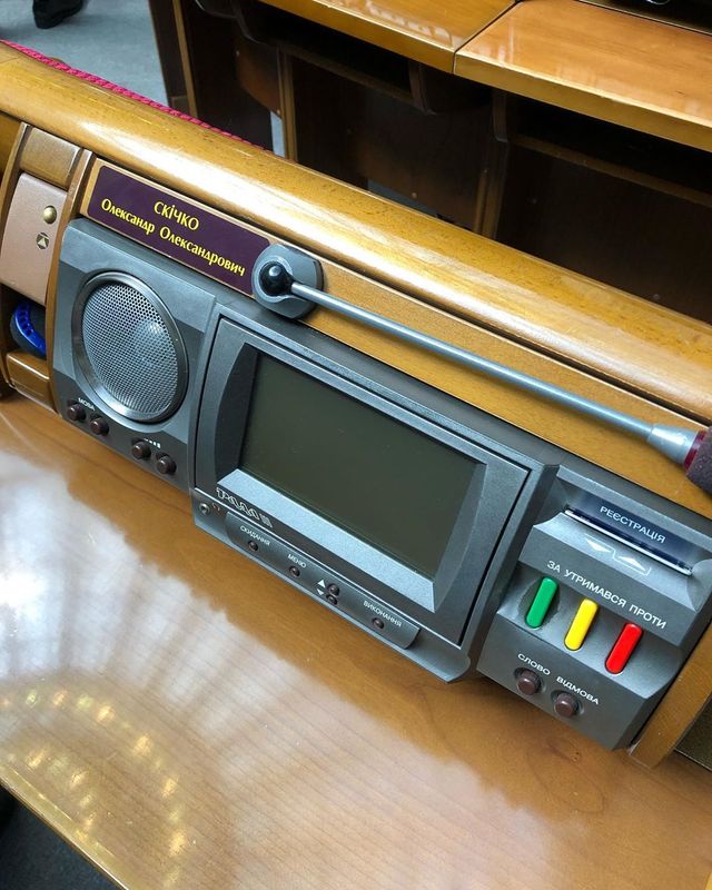 Шоумени і спортсмени у Верховній Раді: фото новоспечених зіркових нардепів - фото 350862