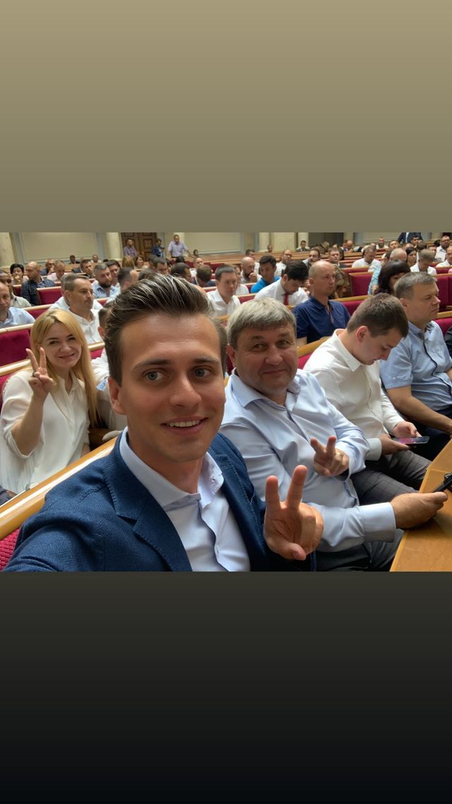 Шоумени і спортсмени у Верховній Раді: фото новоспечених зіркових нардепів - фото 350863