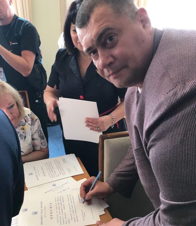 Шоумени і спортсмени у Верховній Раді: фото новоспечених зіркових нардепів - фото 350865