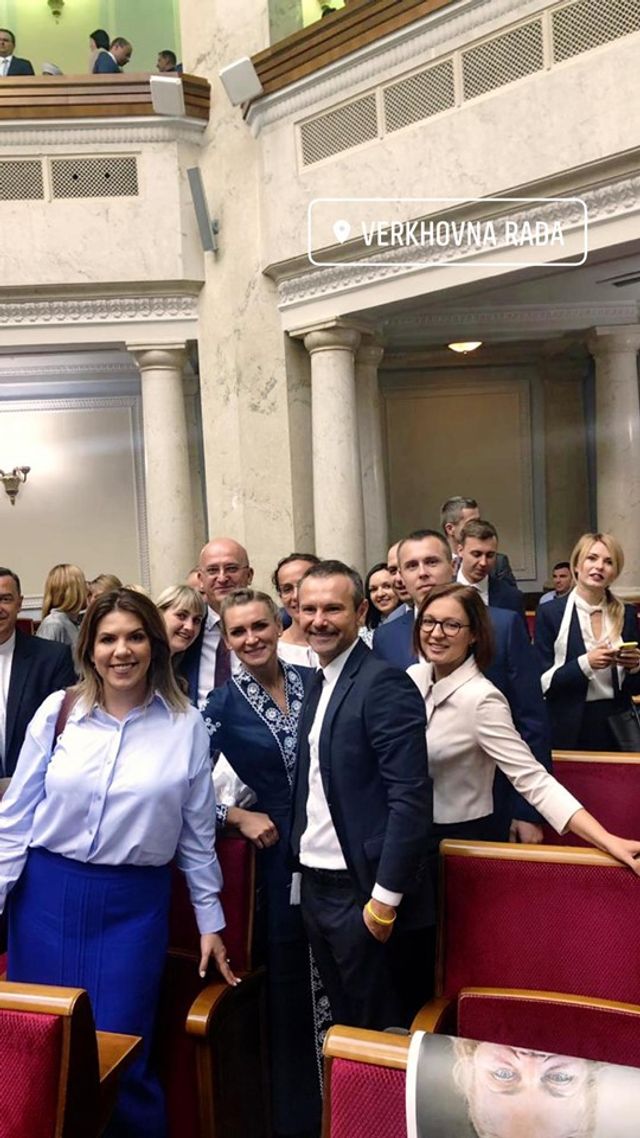 Шоумени і спортсмени у Верховній Раді: фото новоспечених зіркових нардепів - фото 350867