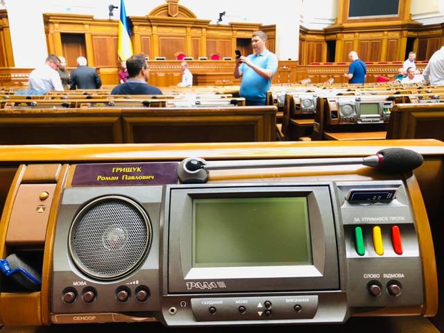 Шоумени і спортсмени у Верховній Раді: фото новоспечених зіркових нардепів - фото 350874