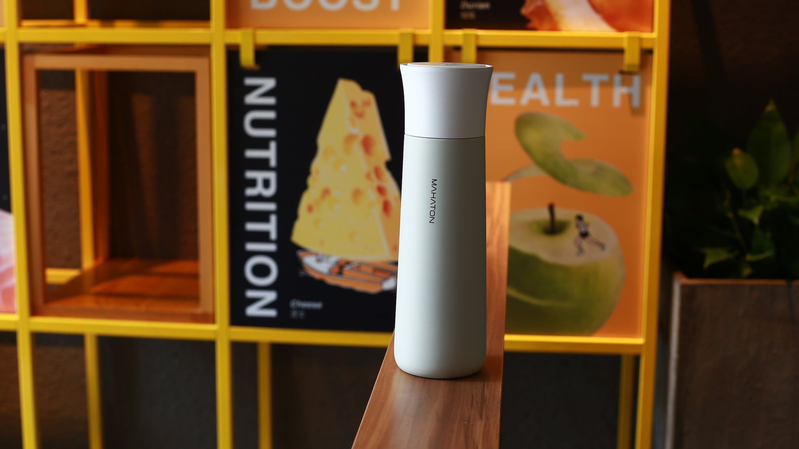 Американський стартап представив пляшку, яка сама очищає воду