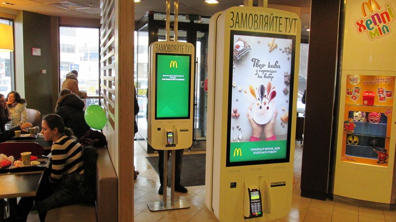 Хлопці показали, як безкоштовно отримати бургери в апараті самообслуговування McDonald's