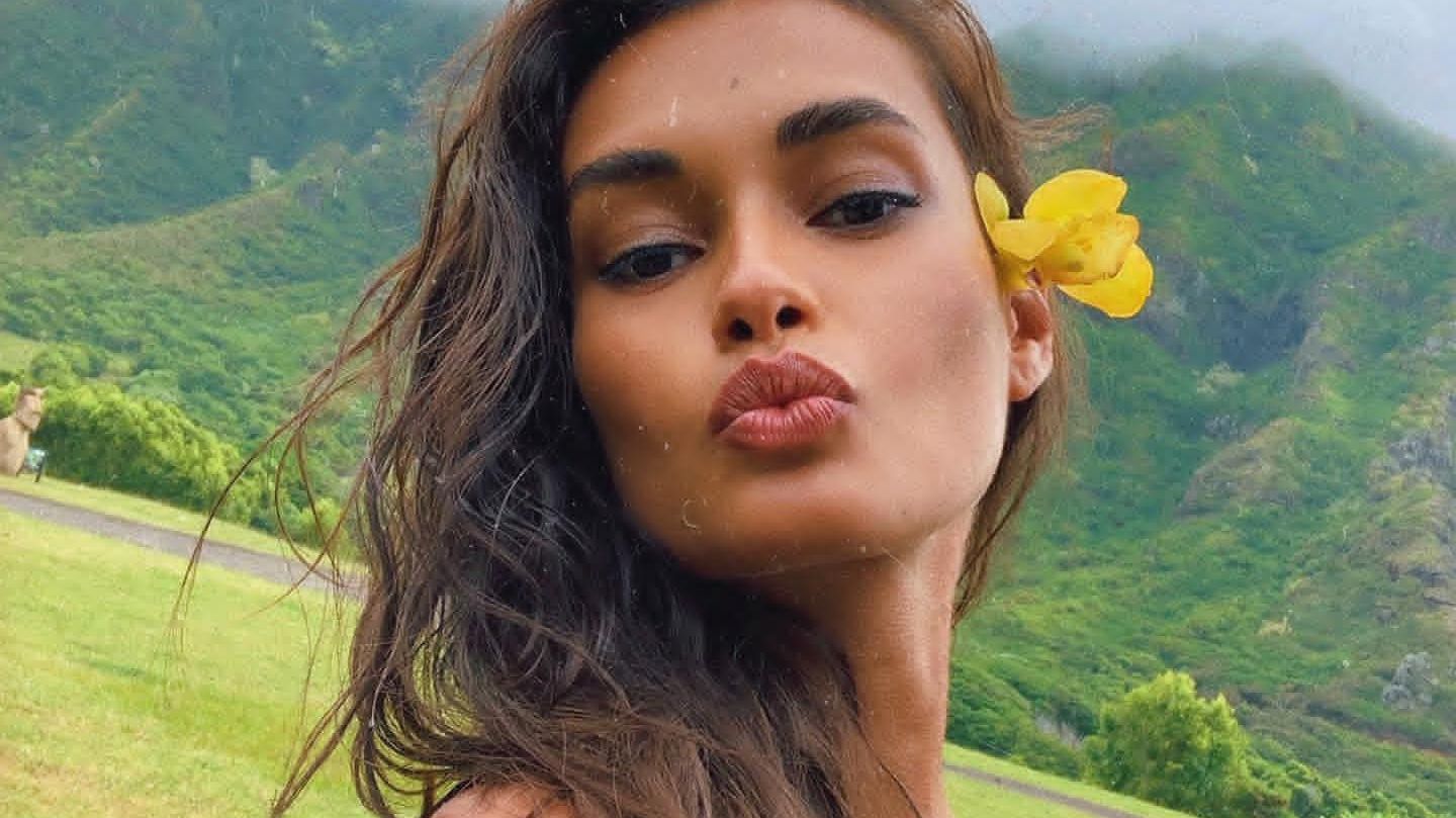 Сексуальна модель показала сідниці у крихітному бікіні