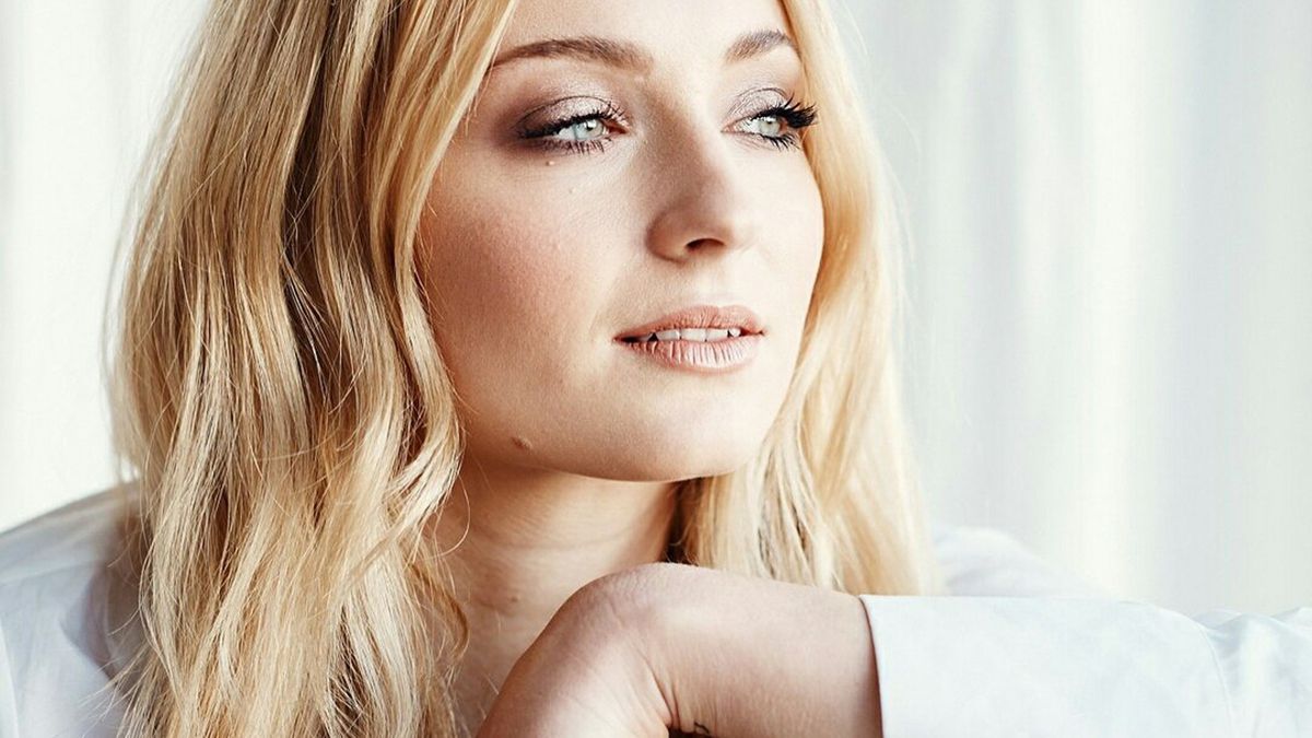 Зірка Гри престолів показала довгі ноги в міні-шортах