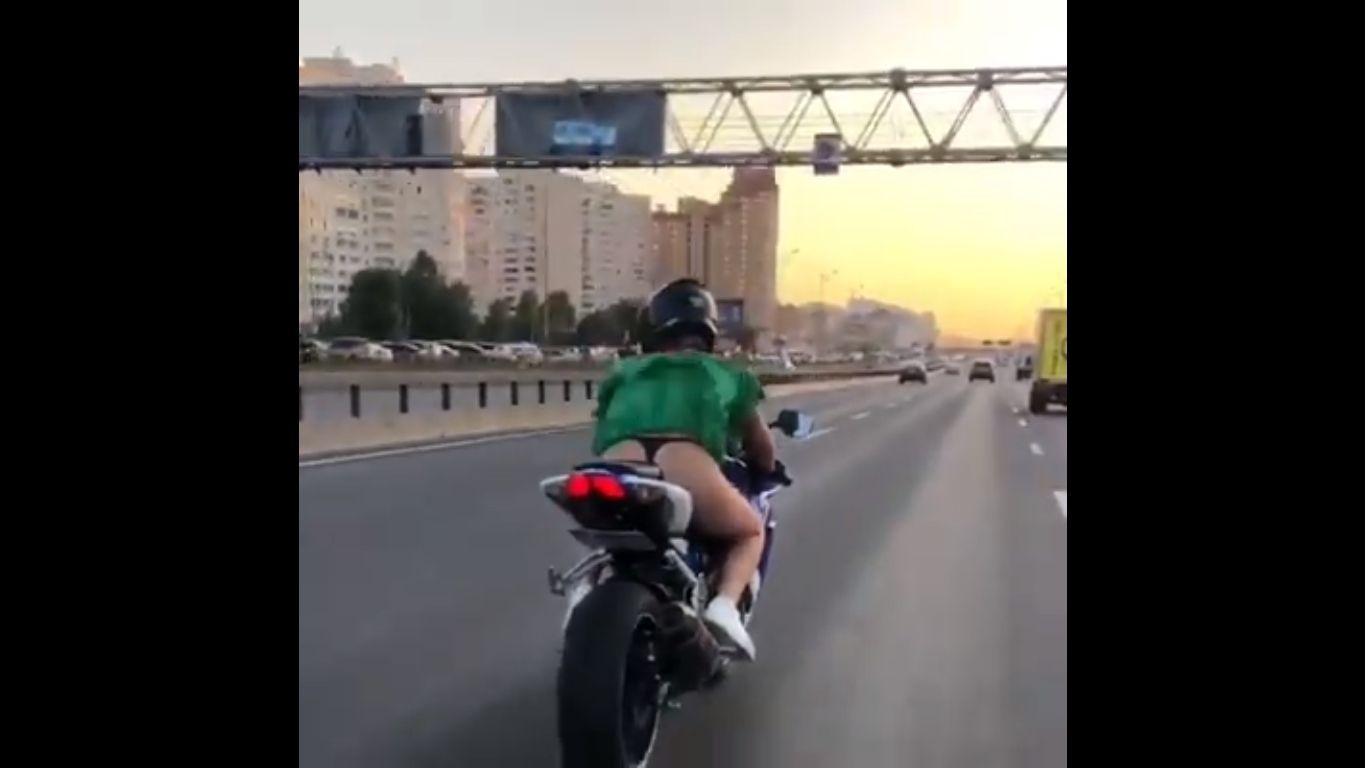 Зухвалі українки в коротких сукнях на байках підірвали інтернет: гаряче відео