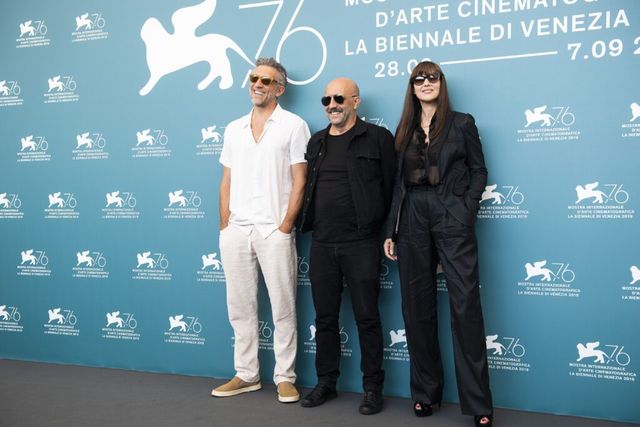 Карколомна Моніка Белуччі вперше вийшла у світ з колишнім чоловіком - фото 351615