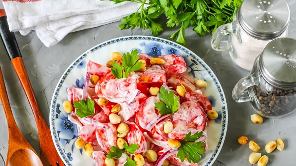 Салат з помідорів з арахісом: оригінальний рецепт у фото