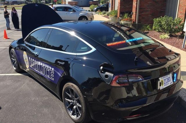 На службі в поліції з'явилася перша Tesla Model 3 - фото 351641