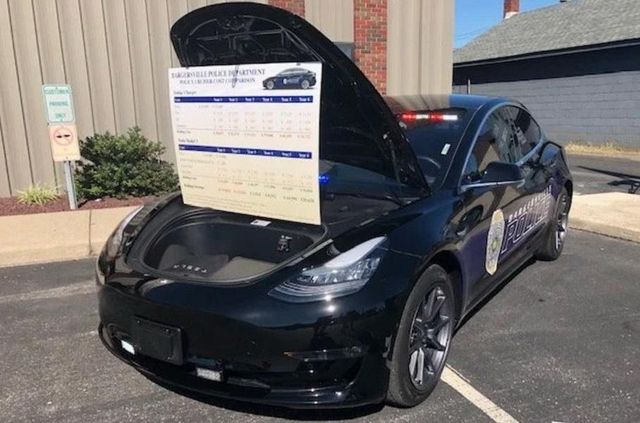 На службі в поліції з'явилася перша Tesla Model 3 - фото 351642