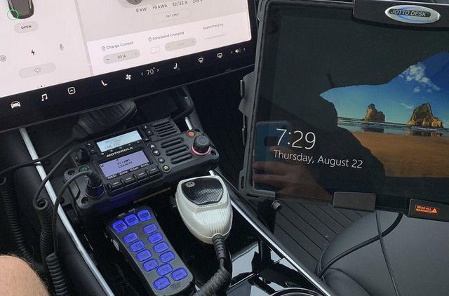 На службі в поліції з'явилася перша Tesla Model 3 - фото 351643