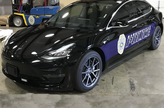 На службі в поліції з'явилася перша Tesla Model 3 - фото 351645
