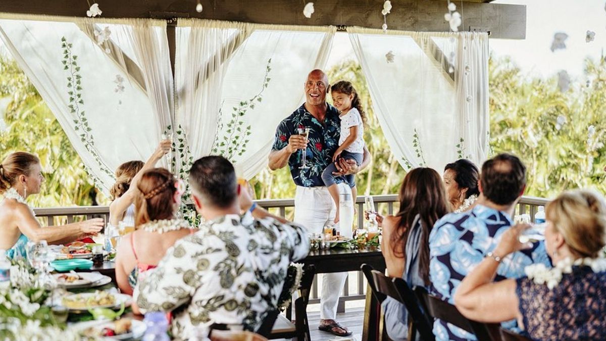 Двейн Джонсон показав яскраві фото з весілля на Гаваях