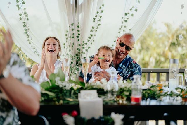 Двейн Джонсон показав яскраві фото з весілля на Гаваях - фото 351743