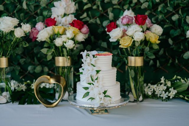 Двейн Джонсон показав яскраві фото з весілля на Гаваях - фото 351744