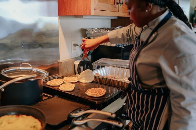 Двейн Джонсон показав яскраві фото з весілля на Гаваях - фото 351745